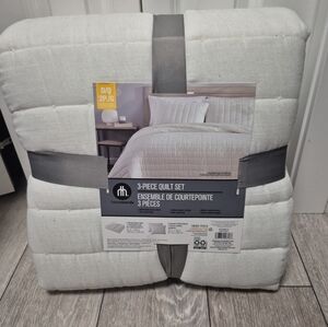 Brand New Hometrends pick-stitch Double/Queen Size 3-Piece White Quilt Set
